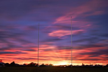Futbol kale direği. Arka planda yumuşak, güneşli bir gökyüzü var..