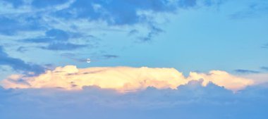 Yeni Zelanda 'nın gökyüzü, temiz mavi gökyüzü, bulutlar ve ayın yerini aldı..