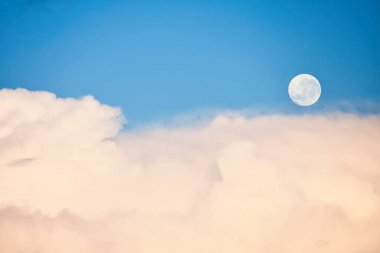 Yeni Zelanda 'nın gökyüzü masmavi gökyüzü, beyaz bulutlar ve ayın yer değiştirmesi.