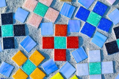 Bu mozaik desen dokusunda harika bir renk karışımı var. Ortasında kırmızı bir haç var..