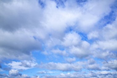 Bu Yeni Zelanda 'nın gökyüzü yedeğinde, bazı harika beyaz yumuşak bulutlar ve birkaç gri bulut ile berrak mavi gökyüzü.