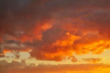 Yeni Zelanda 'da güneş batarken bunun gibi harika bulutlar ve gökyüzü var..