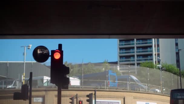 Weg Naar Londen Man Zakenman Rijdt Zijn Auto Haasten Naar — Stockvideo