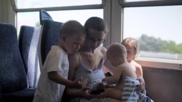 Жаркая Погода Летнем Движении Семья Многими Маленькими Детьми Путешествие Поезде — стоковое видео