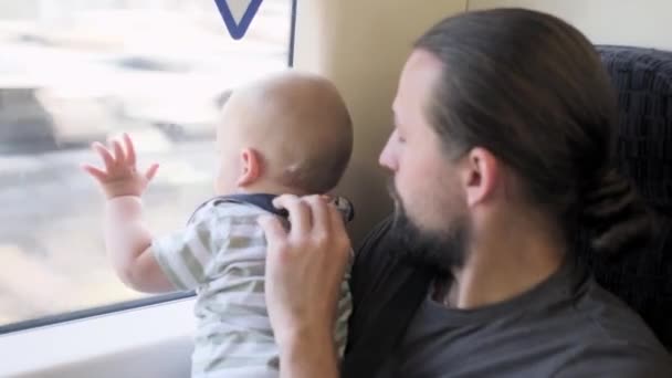 父亲和两个儿子看着窗外的风景 和孩子一起乘火车旅行 度假旅游 环游世界 孩子们喜欢旅行 父亲之职 — 图库视频影像