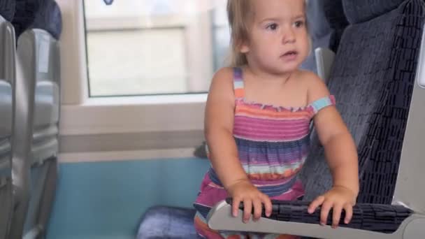 Little Toddler Flicka Leker Tittar Genom Fönstret Rinnande Landskap Tågresor — Stockvideo