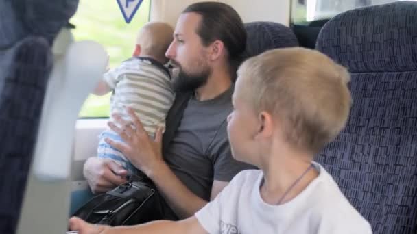 Πατέρας Δύο Γιους Που Κοιτούν Παράθυρο Τοπία Ταξιδεύοντας Παιδιά Τρένο — Αρχείο Βίντεο
