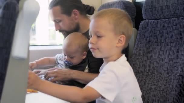Oğlu Olan Baba Pencereden Manzaraları Seyrediyor Çocuklarla Trenle Seyahat Etmek — Stok video