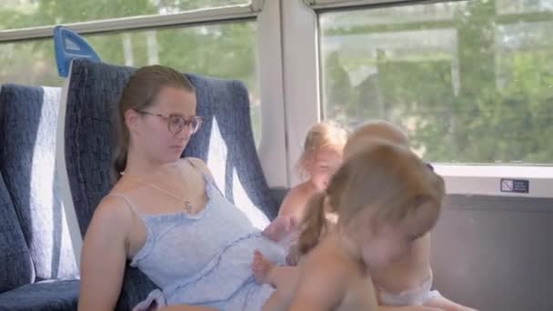 Letním Provozu Horko Rodina Mnoha Malými Dětmi Cestování Vlakem Unavená — Stock video