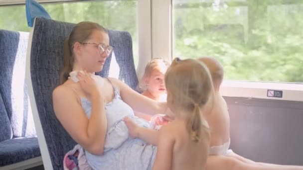 夏天的交通非常炎热 有很多小孩的家庭乘火车旅行 累了的妈妈带着孩子去旅行度假旅游 环游世界 — 图库视频影像