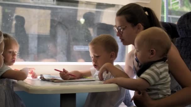 Três Crianças Felizes Estão Viajando Com Mãe Pai Trem Pequenos — Vídeo de Stock