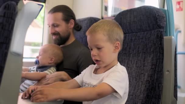 Pai Com Dois Filhos Olhar Pela Janela Correr Paisagens Viajando — Vídeo de Stock