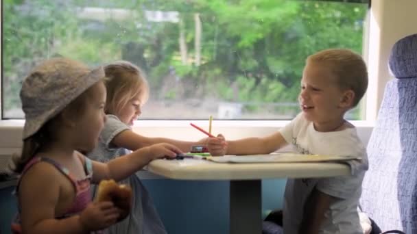 Τρία Μικρά Χαρούμενα Παιδιά Ταξιδεύουν Τρένο Μικροί Τουρίστες Διακοπές Ταξιδεύουν — Αρχείο Βίντεο