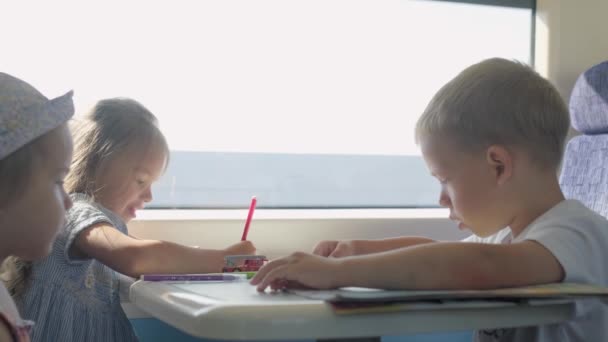 Tre Bambini Felici Viaggiano Treno Piccoli Turisti Vacanza Viaggiare Tutto — Video Stock