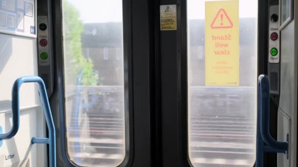 Portes Automatiques Train Fenêtre Aux Paysages Cours Exécution Voyage Train — Video