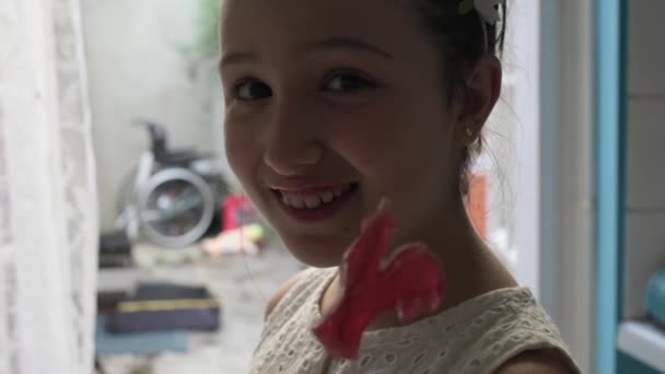 Šťastná Školačka Bílém Vějíři Květin Krásná Dívka Emocionální Tvář Uvnitř — Stock video