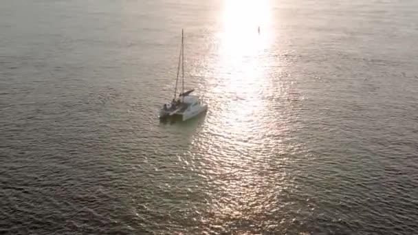 Вид Сверху Движущийся Океан Рыболовной Лодки Парусная Моторная Лодка Рыбаком — стоковое видео
