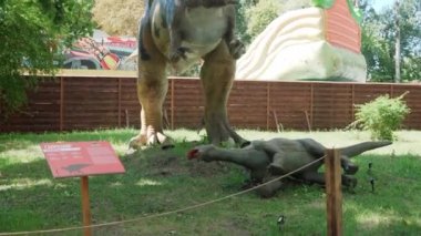 2021.08.12 - Kiev, Ukrayna: Eğlence Ormanı Parkı 'nda Motorize Otantik Büyük Dinozor Avcısı Hadrosaurus Mockup. Dinopark 'taki Jurassic Tarih Öncesi Dönemin Hareket Eden Modelleri Sergisi.
