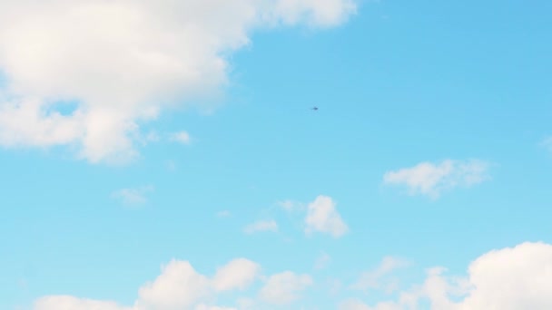 在基辅市温暖阳光明媚的夏日里 小型白色私人直升机在无边无际的蓝天中缓慢飞行 概念天空运输 — 图库视频影像