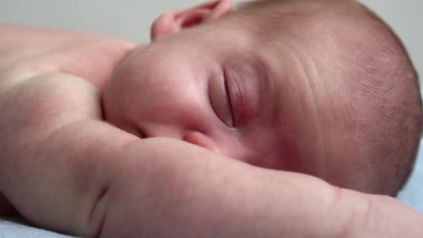 婴儿期 医药与健康 护理概念 新生儿赤身露体小宝宝躺在床上软绵绵的床上的近视脸 — 图库视频影像