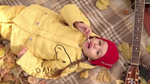 Little Preschool Kid Girl Smiling Legt Sich Entspannt Auf Plaid — Stockvideo