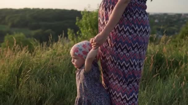 Cute Młoda Kobieta Ciąży Długim Kapeluszu Sukienka Dziewczynką Maluch Szczycie — Wideo stockowe
