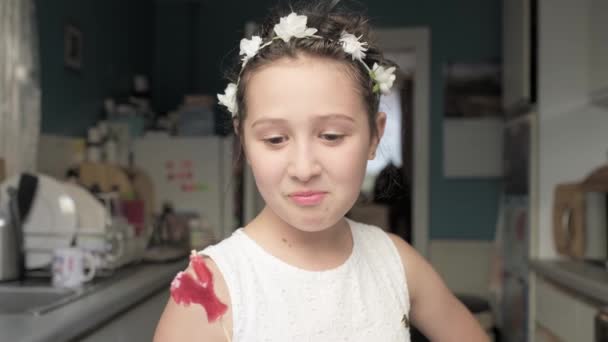 Щаслива Школярка Білому Вінку Квітами Красива Дівчина Емоційне Обличчя Приміщенні — стокове відео