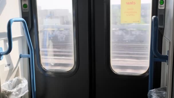 列车的自动门挡住了窗外的风景 乘火车旅行 度假旅游 环游世界 她在火车上飞奔 梦想着什么 — 图库视频影像