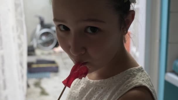Joyeux Écolière Couronne Blanche Fleurs Belle Fille Visage Émotionnel Intérieur — Video