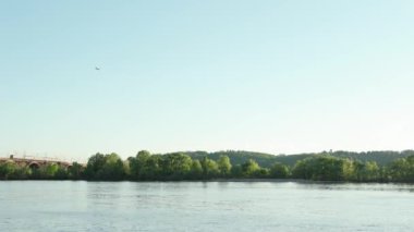 Gün batımında Dnipro nehrinde yüzen balıkçı teknesinin manzarası. Şehirdeki göl üzerindeki sanayi köprüsünün manzarası. Tren ve ovalar güneşli yaz günlerinde göletin üzerinden geçer. Su taşır, seyahat eder.