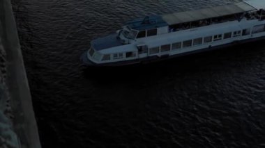 Top Aerial yakın görüntüsü Büyük hareket eden balıkçı teknesi okyanusu. Akşam Dnipro nehrinde gün batımında balıkçıyla motorlu tekne gezintisi. Şehirdeki göllerin üzerindeki köprü manzarası. Su taşımacılığı, seyahat.