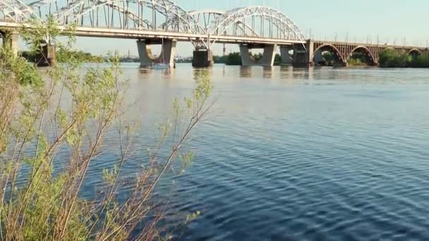Ver Pesca Movimiento Velero Motor Río Dnipro Atardecer Paisaje Puente — Vídeos de Stock