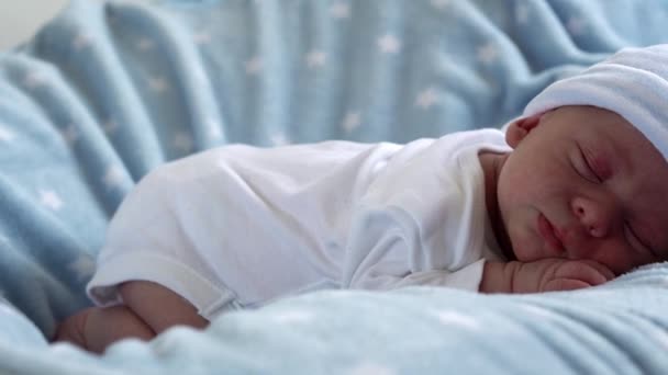 Närbild Nyfödd Baby Ansikte Porträtt Tidiga Dagar Sovande Sött Magen — Stockvideo