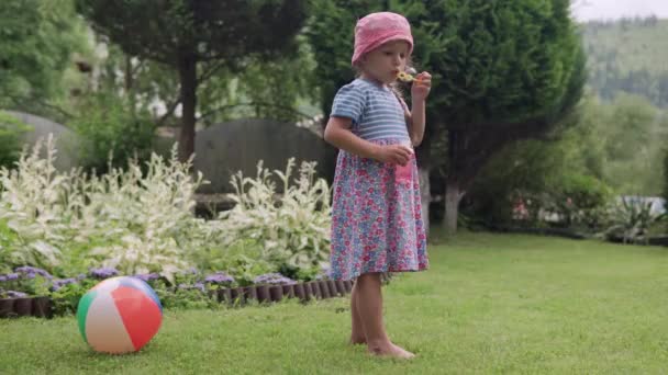 Счастливые Милые Дети Пускают Мыльные Пузыри Prechool Boy Girl Daughter — стоковое видео