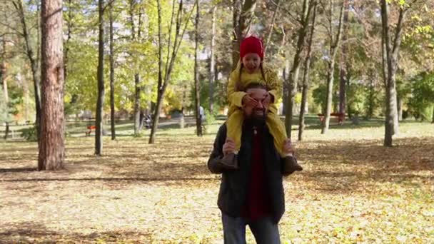 Gelukkig Grappig Familie Papa Kinderen Kinderen Hebben Plezier Het Park — Stockvideo