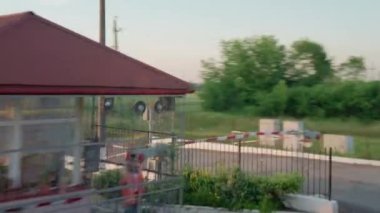 Yüksek hızlı trenden manzarası olan doğa yolu manzarası akşam gökyüzünde arabasıyla yaz arkaplanında gün batımı. Kırmızı batan güneş ufukta. Ulaşım, seyahat, demiryolu, iletişim konsepti.