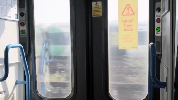 Portas Automáticas Trem Janela Nas Paisagens Execução Viajar Comboio Turismo — Vídeo de Stock