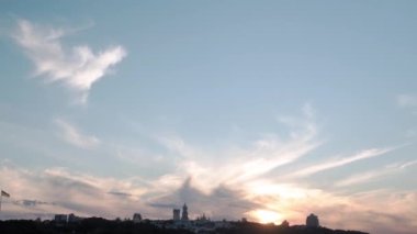 Üst hava manzaralı balıkçı teknesi okyanusu. Akşam Dnipro nehrinde gün batımında balıkçıyla motorlu tekne gezintisi. Kiev Ukrayna 'daki göllerin üzerindeki köprü manzarası. Su taşımacılığı, seyahat