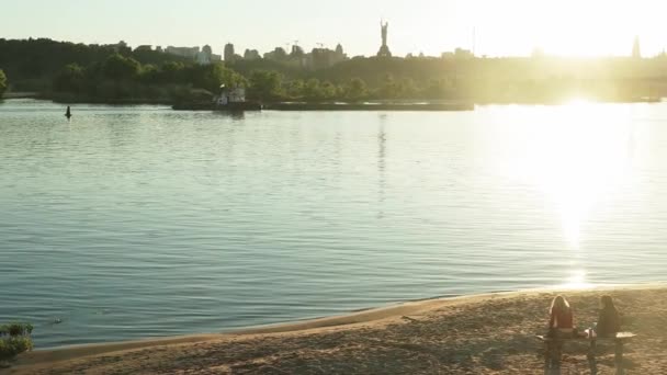2021 우크라이나 키예프 드네프르 아름다운 풍경을 파노라마가 촬영했다 화물선은 바다나 — 비디오