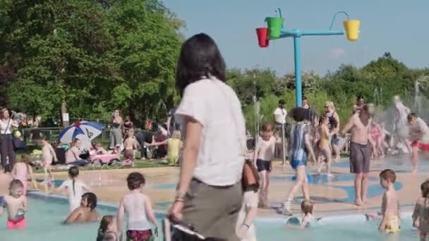 2022 Лондон Велика Британія Громадське Спільне Плавання Парку Діти Плавають — стокове відео