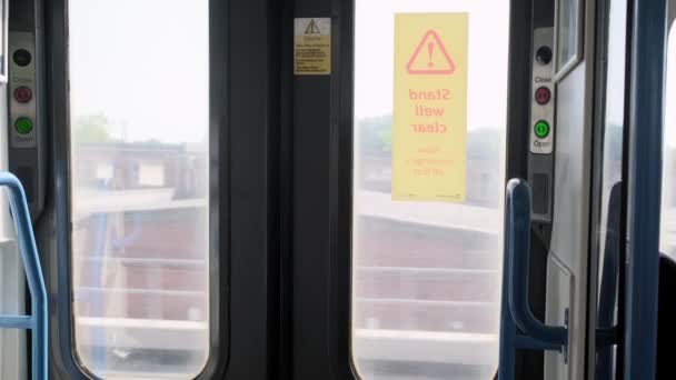 Αυτόματες Πόρτες Του Τρένου Παράθυρο Στα Τρεχούμενα Τοπία Ταξιδέψτε Τρένο — Αρχείο Βίντεο