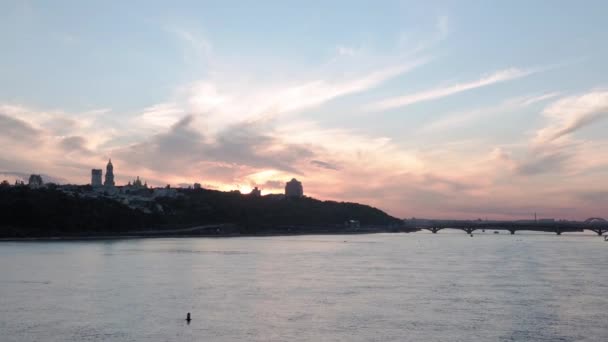 Top Luftaufnahme Farbiger Abendhimmel Motorboot Mit Angler Auf Dem Fluss — Stockvideo