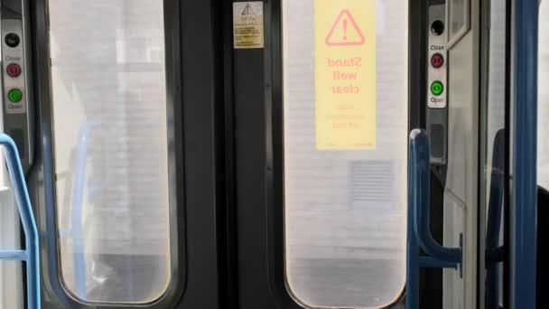 Автоматичні Двері Поїзда Вікно Бігових Ландшафтах Подорожуйте Поїздом Туризм Відпустці — стокове відео