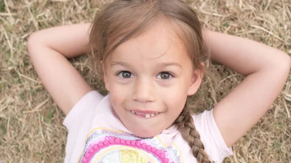 Little Happy Zahnloses Und Lächelndes Kind Mädchen Liegt Auf Gelbem — Stockfoto