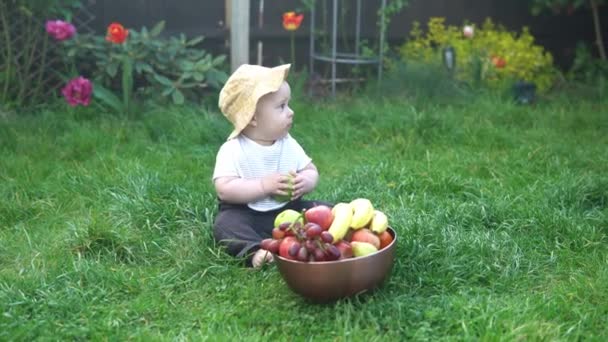 Niño Pequeño Recién Nacido Verano Sombrero Panama Sentarse Hierba Descalzo — Vídeos de Stock