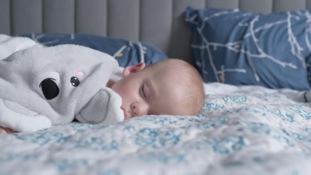 Bebeklik Çocukluk Gelişim Tıp Sağlık Konsepti Terli Tombul Uyuyan Bebeğin — Stok video