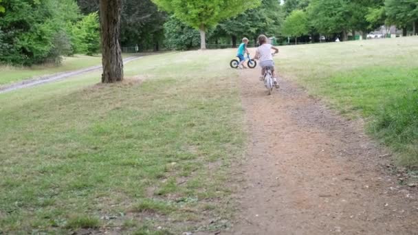 Actividad Deportiva Para Niños Niños Pequeños Jugando Bicicleta Scooter Caballo — Vídeos de Stock