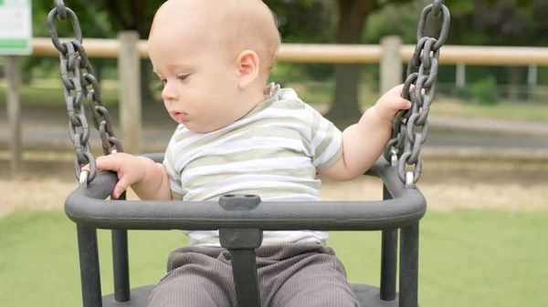Engraçado Little Younger Infant Brother Boy Swing Bebê Brincando Parque — Fotografia de Stock