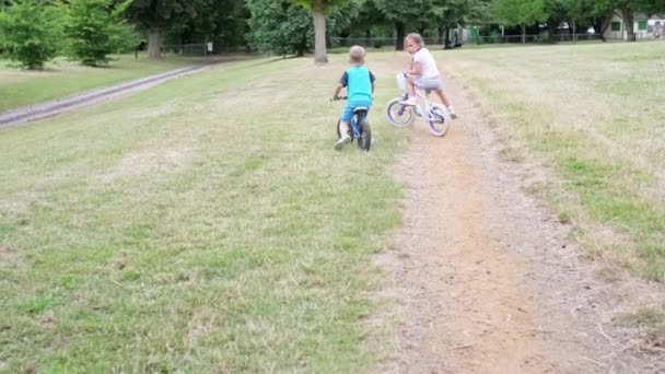 Спортивна Діяльність Дітей Маленькі Діти Грають Велосипеді Скутері Катаючись Дорозі — стокове відео