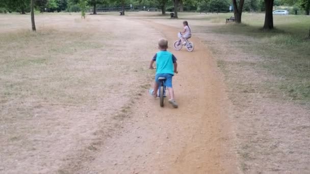 Sport Dla Dzieci Małe Dzieci Bawiące Się Rowerze Skuterze Jeżdżące — Wideo stockowe